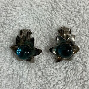 🌼Vintage🌼 Silver tone Floral Clip-On Earrings with Teal Blue Cabochons